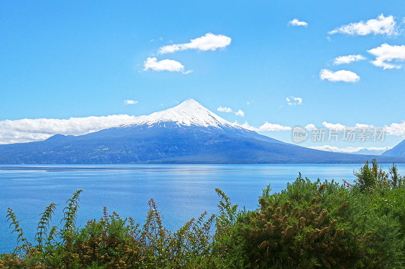 瓦拉斯港Lago Llanquihue。背景是白雪覆盖的奥索尔诺火山。智利、南美